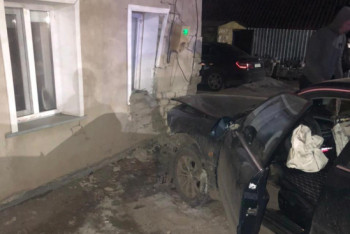 Фотография к новости: Девочку завалило кирпичами от удара врезавшейся в дом иномарки в Павлодаре