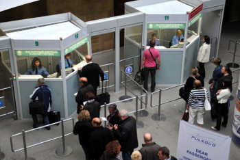 Фотография к новости: 15-летняя казахстанка вторые сутки не может покинуть аэропорт Петербурга из-за новых законов