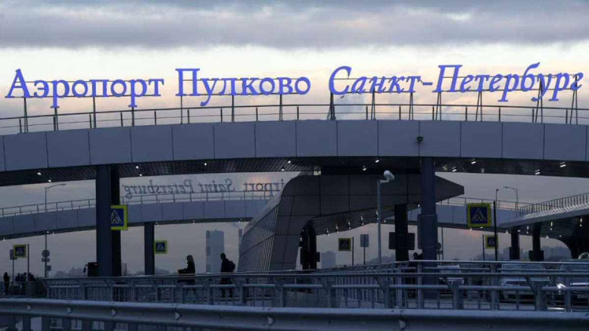 Оставшейся в аэропорту Петербурга 15-летней казахстанке помогли дипломаты