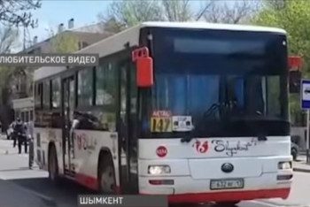 Фотография к новости: "Водитель был в наушниках": шымкентец рассказал о гибели 4-летней дочери под колесами автобуса