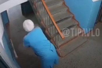 Фотография к новости: Павлодарка выливала нечистоты в подъезд