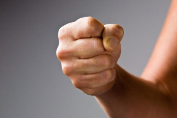 Фотография к новости: Владелец караоке набросился на мониторинговую группу в Актау