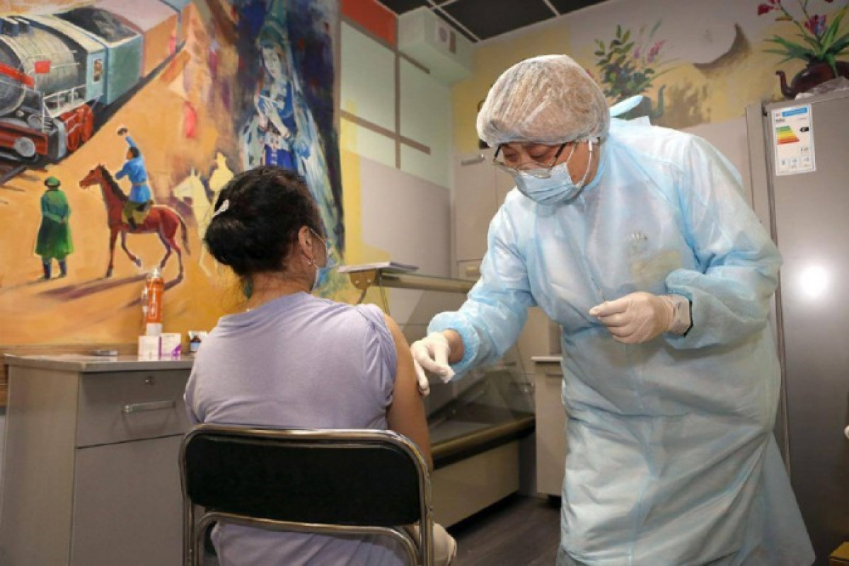 Прививка с выставкой: пункт вакцинации работает в музее Кастеева в Алматы