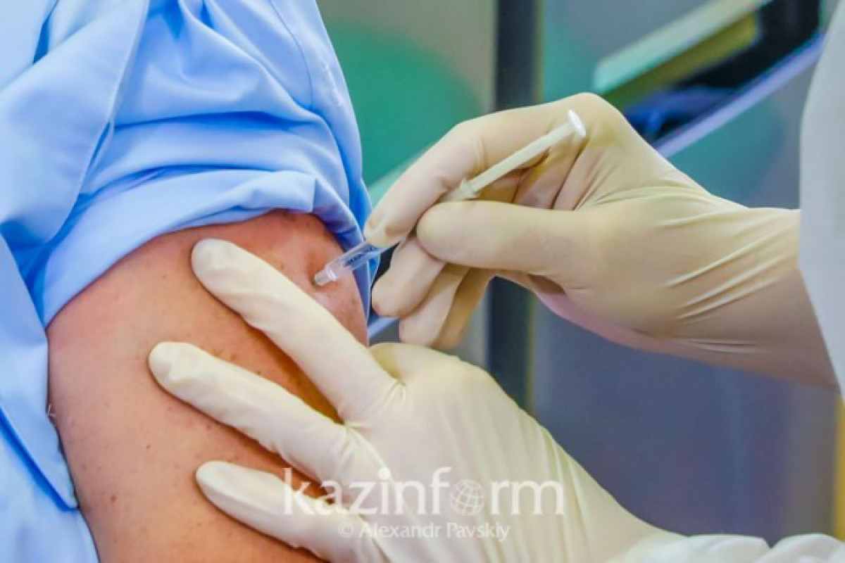 92-летний мужчина получил вакцину от КВИ в Алматы