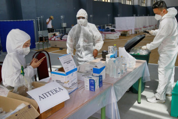 Фотография к новости: Противоковидную настойку готовят в резиденции Кыргызстана