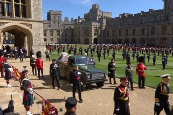 Фотография к новости: Полуголая женщина пыталась прорваться на похороны принца Филиппа