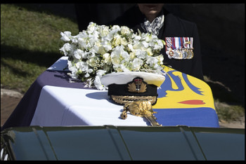 Фотография к новости: Елизавета II оставила письмо на гробу супруга