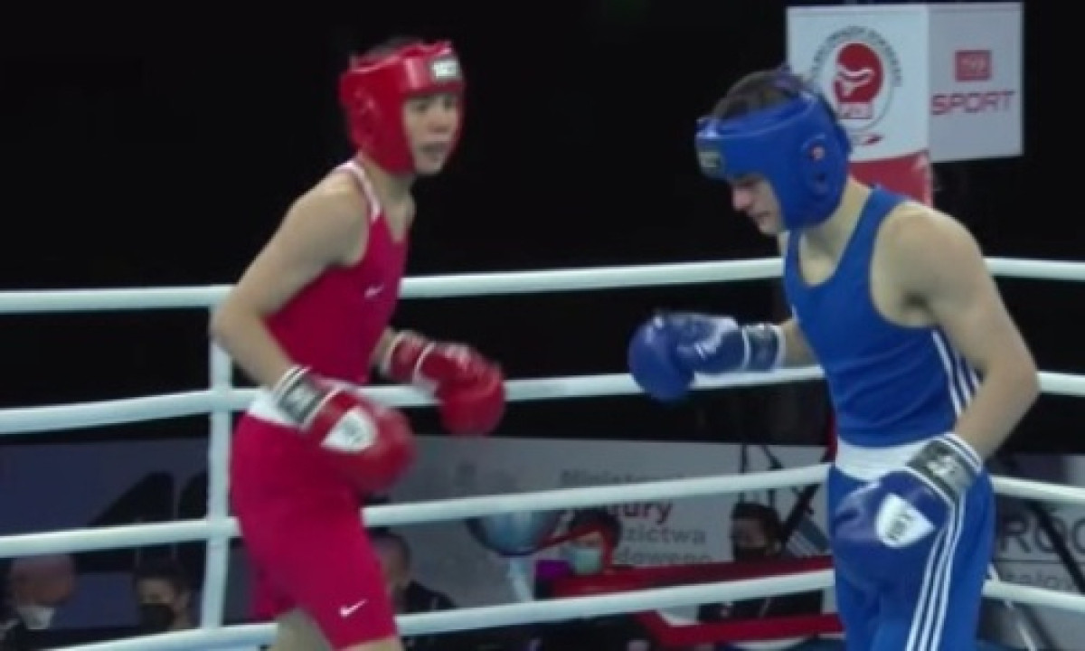 Казахстанец с гонгом нокаутировал соперника на МЧМ по боксу