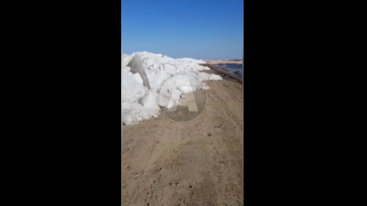 Ползущие по трассе глыбы льда сняли на видео в Костанайской области