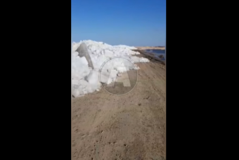 Фотография к новости: Ползущие по трассе глыбы льда сняли на видео в Костанайской области