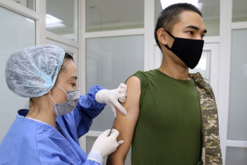 Фотография к новости: Прививку от коронавируса получили более 12 тысяч военных в Казахстане