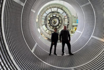 Фотография к новости: Мусин и Рогозин побывали внутри ракеты "Союз-5"