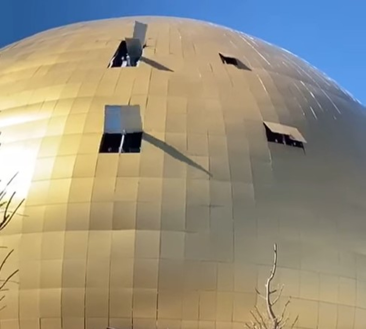 Ветер сорвал обшивку с нового "летающего театра" в Туркестане