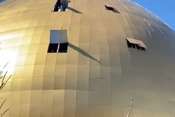 Фотография к новости: Ветер сорвал обшивку с нового "летающего театра" в Туркестане