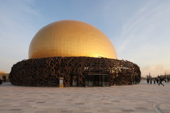Фотография к новости: Инцидент с унесенной ветром обшивкой "летающего театра" объяснили в туркомплексе Туркестана