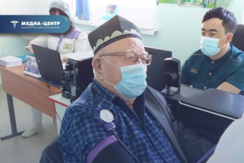 Фотография к новости: 90-летний пенсионер получил противоковидную вакцину в Шымкенте