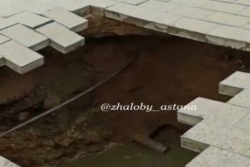 Фотография к новости: Огромная дыра образовалась на перекрестке в Нур-Султане