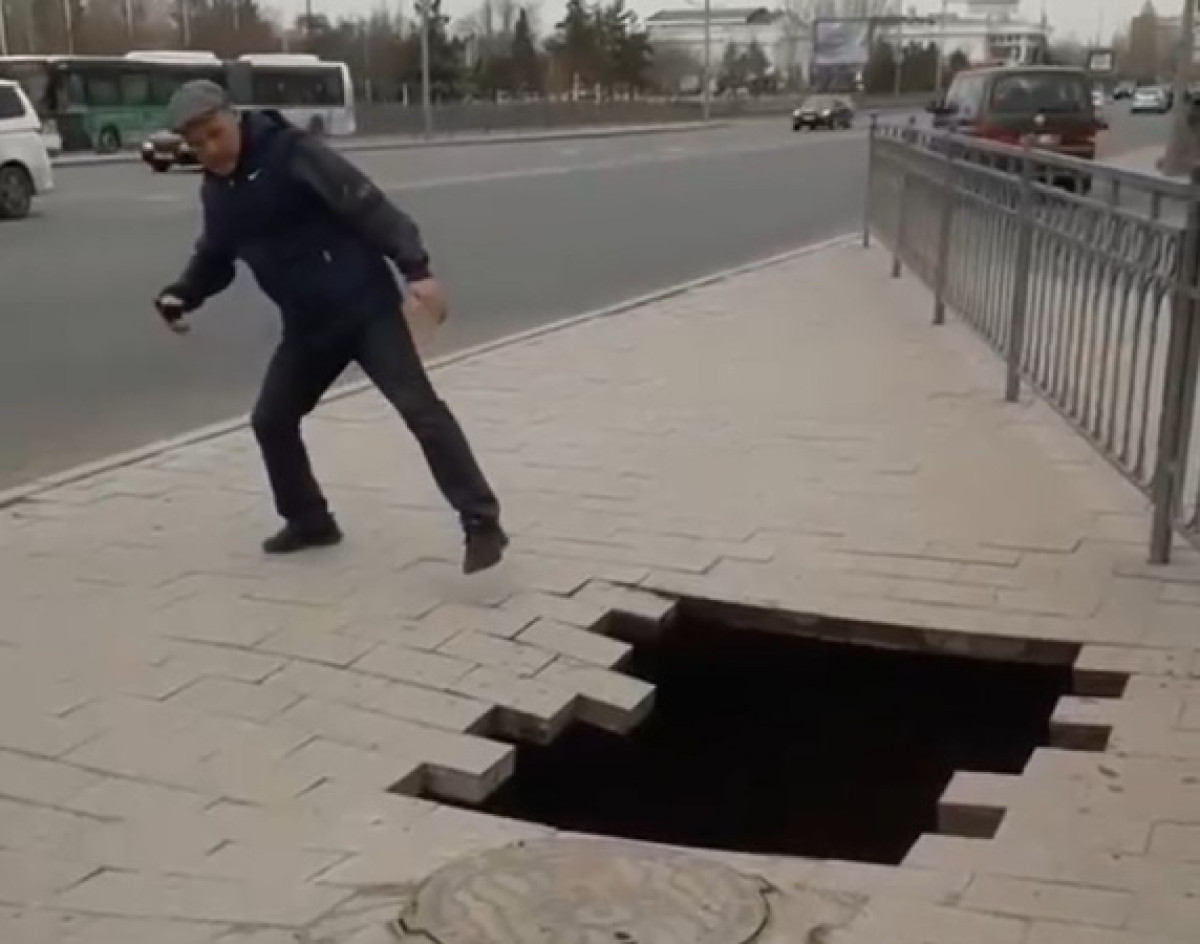 Коммунальщики объяснили образование огромной дыры на тротуаре в Нур-Султане