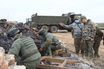 Фотография к новости: Работы по поиску боеприпасов после взрывов в Арыси проверил глава Минобороны
