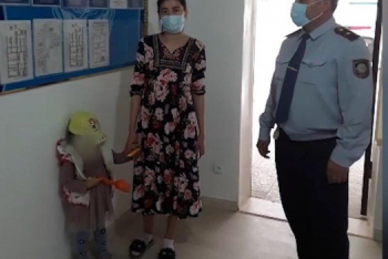 Фотография к новости: Пропавшую трехлетнюю девочку вернули матери участковые в Туркестанской области