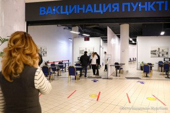 Фотография к новости: Вакцинация в прививочном пункте ТРЦ Khan Shatyr. Фоторепортаж