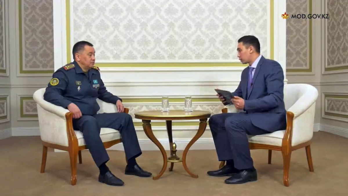 Слухи о принуждении военнослужащих к вакцинации прокомментировал главный военный врач РК