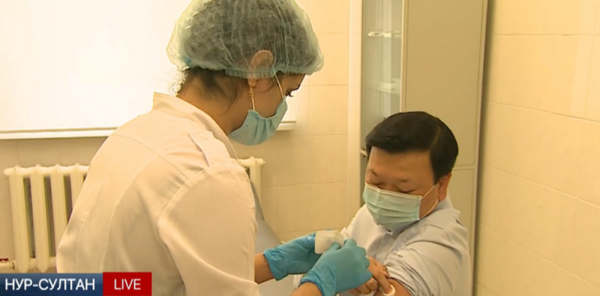 Алексей Цой привился казахстанской вакциной от COVID-19