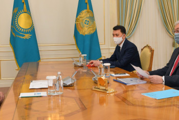 Фотография к новости: Токаев встретился с основателем бренда Qazaq Republic