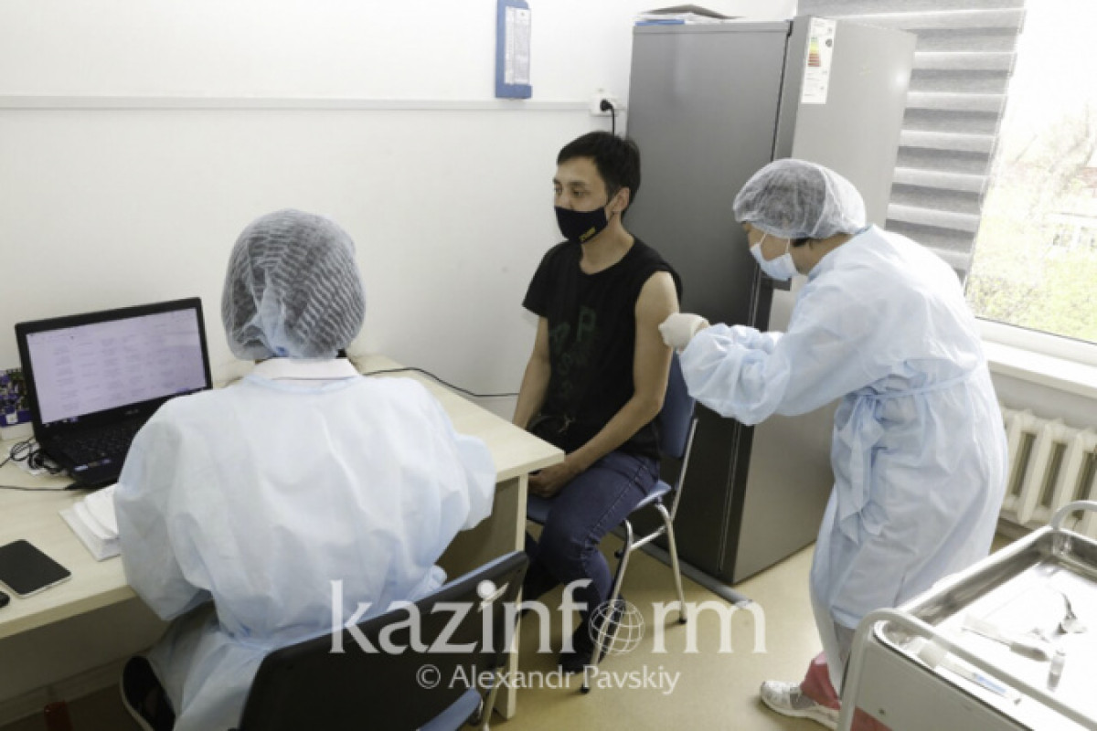 Алматинцев начали прививать казахстанской вакциной QazVac