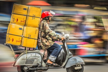 Фотография к новости: Ужесточить требования к мотокурьерам предложили в полиции Алматы