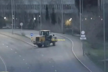 Фотография к новости: "Хотела покататься": девушка гоняла по Нур-Султану на угнанном погрузчике