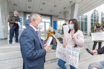 Фотография к новости: Даниал Ахметов вышел к участникам митинга у здания акимата ВКО