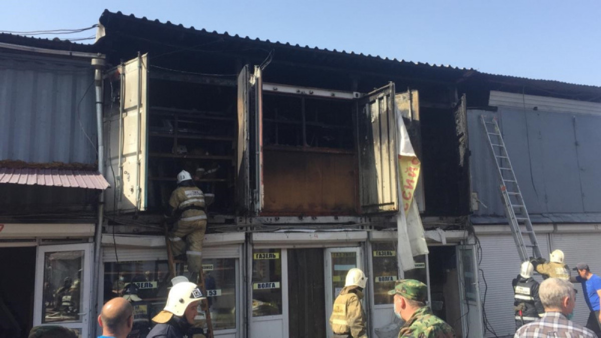 Пожар произошел на рынке в Алматы