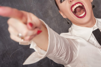 Фотография к новости: Учительница схватила школьника за волосы и "прославилась" в Сети"