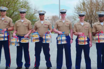 Фотография к новости: Морские пехотинцы США устроили ифтар в американском посольстве в Нур-Султане