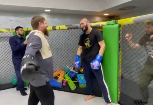 Фотография к новости: Кадыров показал видео боя с Новым Хабибом