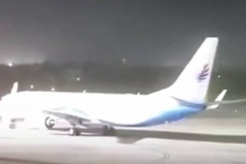 Фотография к новости: Мощный ураган раскрутил стоящий в аэропорту самолет