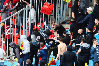 Фотография к новости: Фанаты "Спартака" и "Арсенала" закидали друг друга креслами