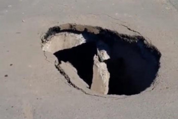 Фотография к новости: Дыра внушительных размеров образовалась на одной из улиц в Нур-Султане