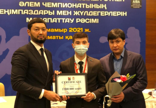 Фотография к новости: Чемпионы мира по боксу среди молодёжи получили по три миллиона тенге