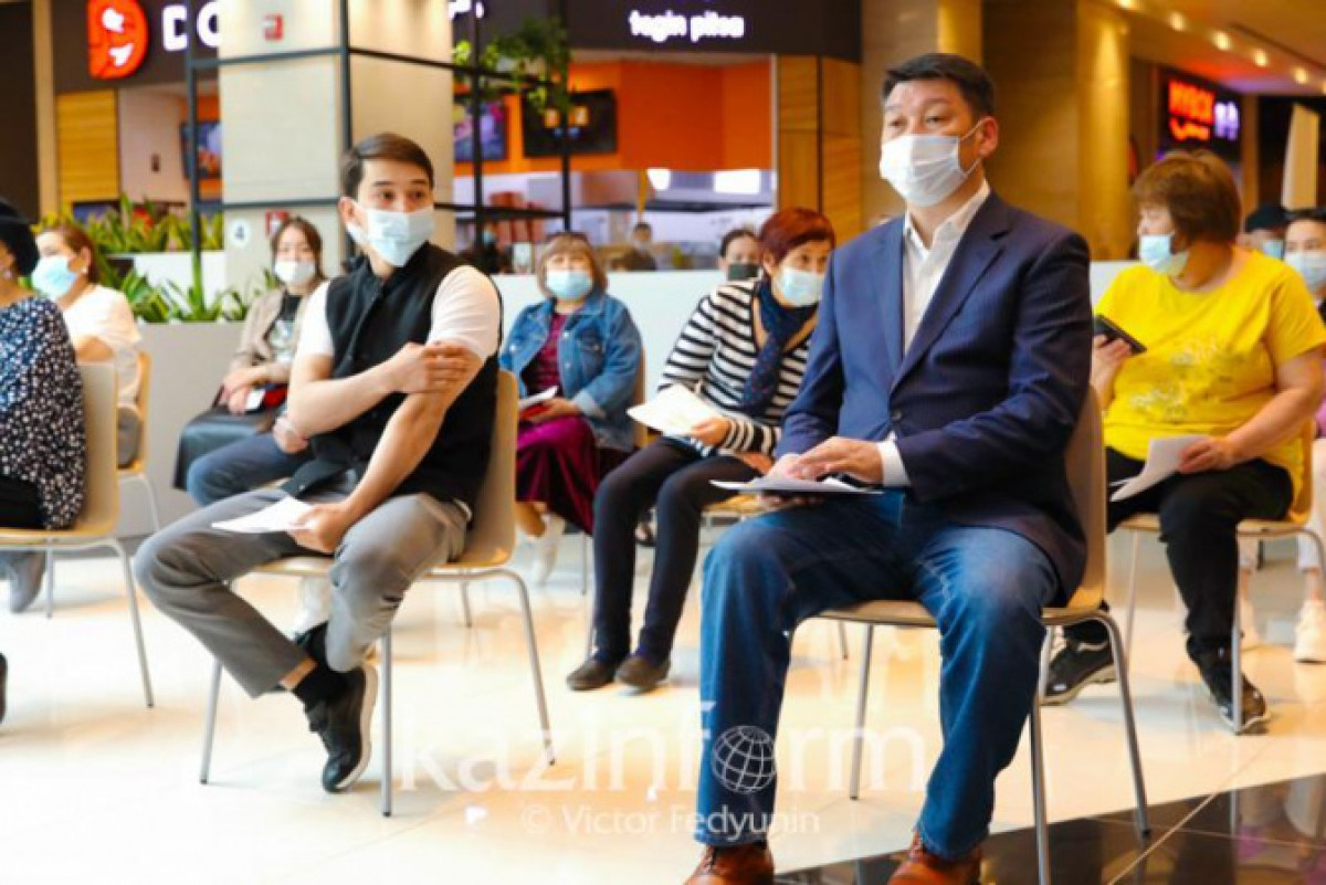 Артисты театра и кино привились от коронавируса в Нур-Султане