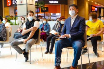 Фотография к новости: Артисты театра и кино привились от коронавируса в Нур-Султане