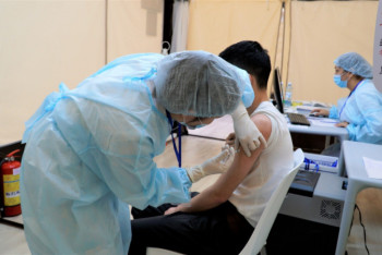 Фотография к новости: В Канаде после прививки AstraZeneca умерла женщина - СМИ