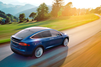 Фотография к новости: Инженеры Tesla сомневаются в прогнозе Илона Маска о скором выпуске беспилотника