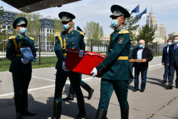 Фотография к новости: Останки казахстанского воина доставили в РК из Молдовы