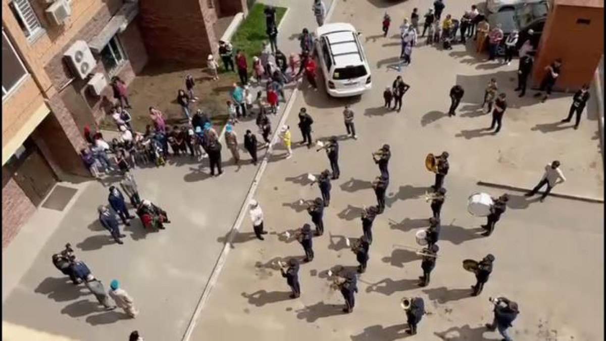 Оркестр поздравил ветеранов ВОВ в Нур-Султане