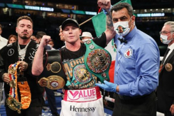 Фотография к новости: "Канело" досрочно победил Сондерса и объединил три титула чемпиона мира