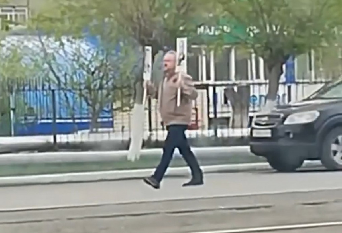 Одиночное шествие мужчины с портретами ветеранов сняли на видео в Темиртау