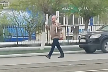 Фотография к новости: Одиночное шествие мужчины с портретами ветеранов сняли на видео в Темиртау