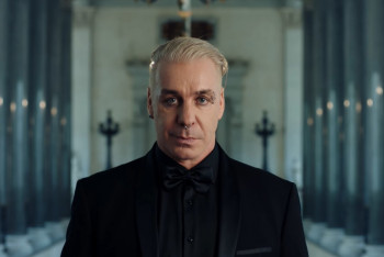 Фотография к новости: Лидер Rammstein выпустил снятый в Эрмитаже клип на советскую песню